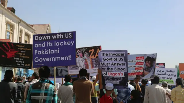 په لاریون کې نارینه وو او ماشومانو هم برخه لرله.