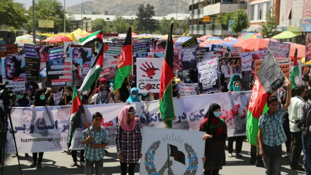 په دې لاریون کې لسګونو کسانو برخه اخیستې ده.