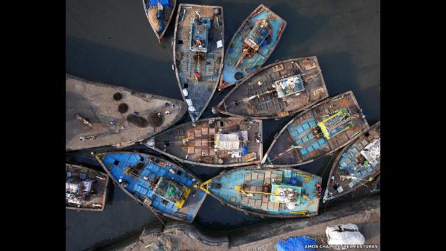 Un atasco de botes de pesca a la entrada de muelle de Sassoon en Bombay.Amos Chapple/REX FEATURES