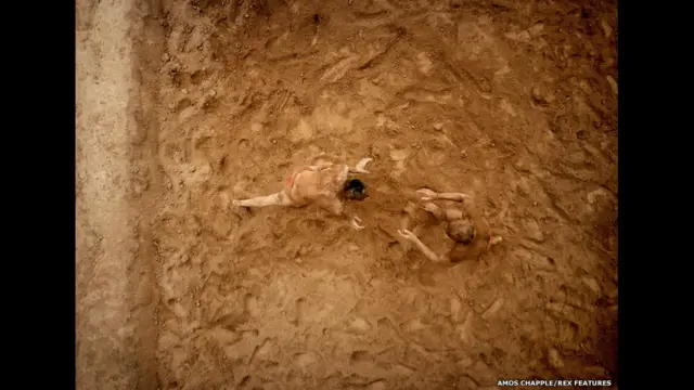 குஸ்தி போடும் மல்யுத்த வீரர்கள்