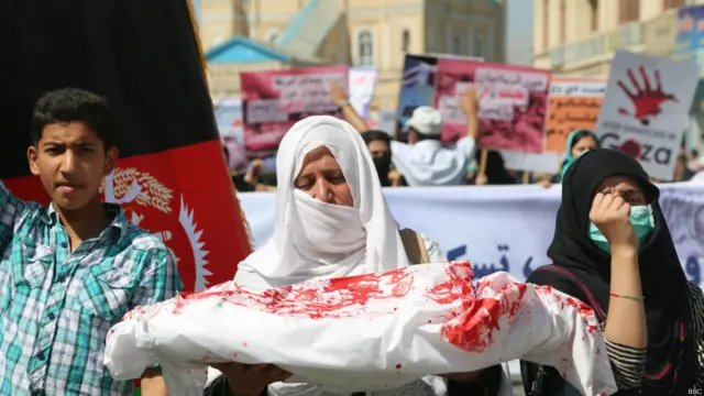 تظاهرکنندگان نمادی از جسد خون آلود یک کودک را انتقال می‌دادند. 