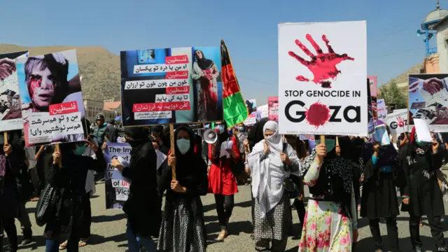 در یکی از شعارها نوشته شده بود "غزه افغانستان سال‌ها قربانیان هم سرشت و هم سرنوشت هستند." 