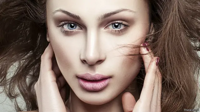 Задумавшаяся девушка без косметики
