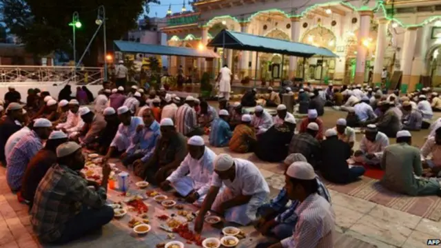 المسلمون يمسكون عن الطعام خلال شهر رمضان من الفجر وحتى مغيب الشمس