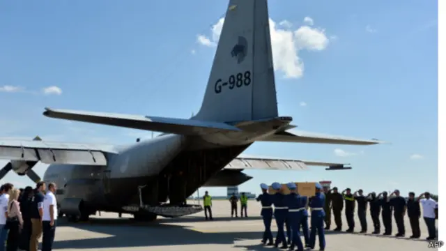 اجساد تعدادی از قربانیان با هواپیمای نظامی به هلند انتقال یافت 