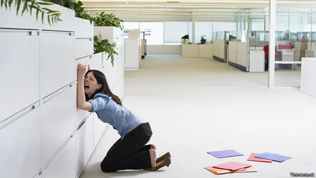 Девушка рыдает в пустом офисе