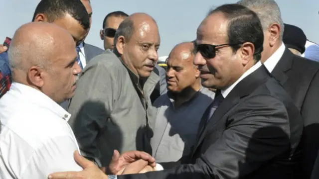 الرئيس السيسي قال إن الجيش والشرطة يواجهان الإرهاب حماية للمصريين.