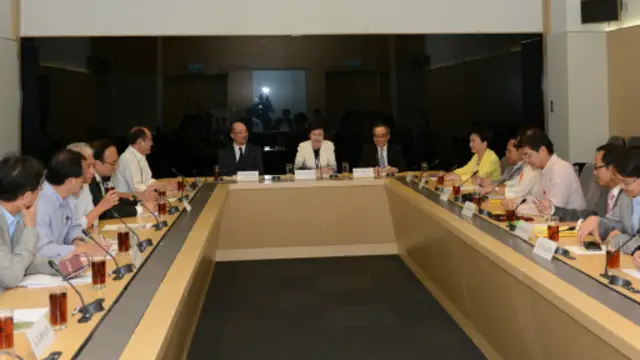 政改三人組在政府總部與泛民立法會議員就政制交換意見