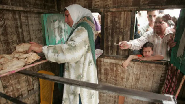 من بين السلع التي خفض الدعم عنها الخبز.