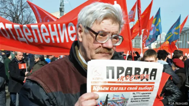 Пожилой сторонник человек с "Правдой" в Крыму