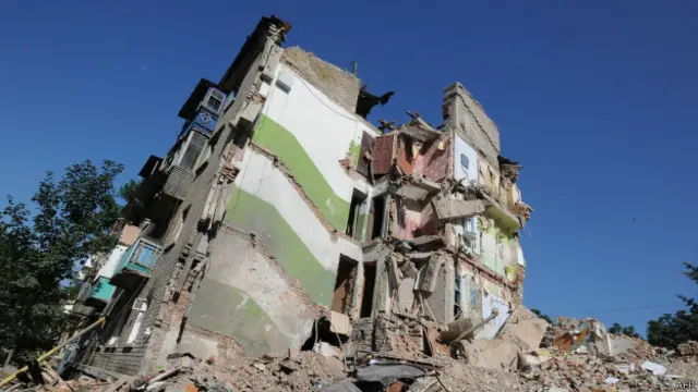 Дом в городе Снежное, разрушенный во время боев