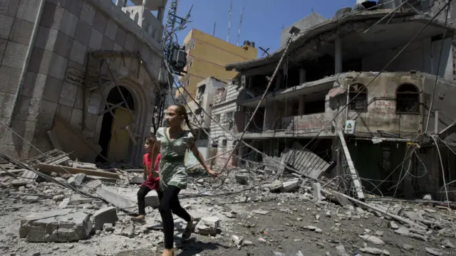 غزہ کے کئی علاقے اسرائیل کی مسلسل بمباری کے دوران کھنڈر بن چکے ہیں اور املاک کو وسیع پیمانے پر نقصان پہنچا ہے۔