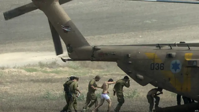 اسرائیل اپنے زخمی فوجیوں کو غزہ سےنکالنے کے لیے ہیلی کاپٹروں کا استعمال کر رہا ہے۔