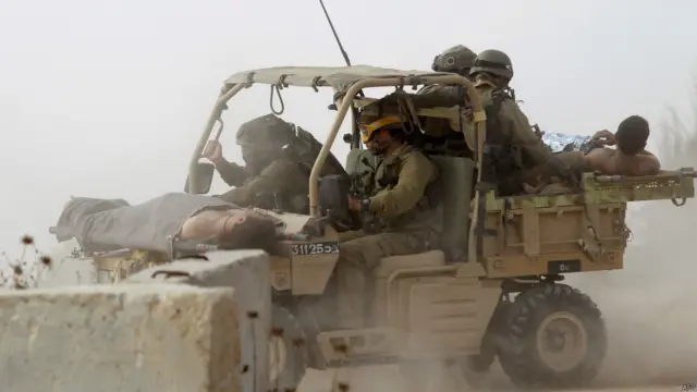 اسرائیلی فوجی ایک جدید گاڑی میں اپنے زخمی ساتھیوں کو ہسپتال منتقل کر رہے ہیں۔