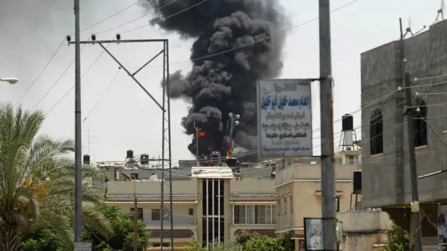 غزہ کے جنوبی علاقے خان یونس سے اسرائیلی بمباری سے اٹھتا ہوا دھواں۔ غزہ میں جاری لڑائی کو تین ہفتے گزر چکے ہیں لیکن جنگ بندی کی کوئی کوشش اب تک کامیاب نہیں ہو سکی ہے۔