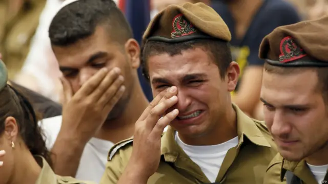 اسرائیلی فوجی اپنے ساتھیوں فوجیوں کی ہلاکت پر اپنے پر قابو نہ رکھ سکے اور زاروقطار رو پڑے۔