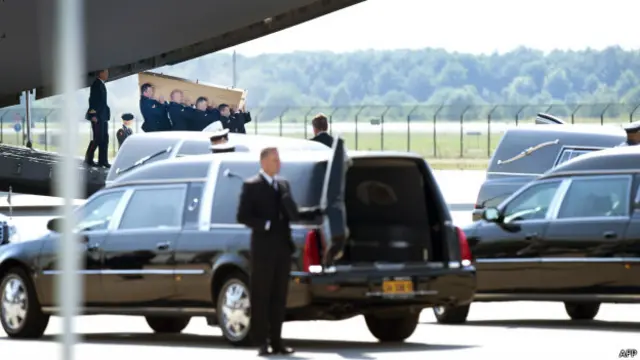 首批马航MH17空难者遗体运抵荷兰埃因霍温机场。