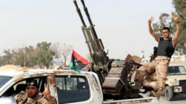 تستمر المواجهات في محيط مطار طرابلس الدولي، في أعنف معركة تشهدها البلاد منذ الإطاحة بنظام العقيد الليبي معمر القذافي.