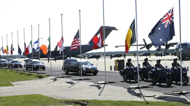 Jenazah dibawa ke Hilversum