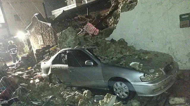 Літак приземлився на житлові будинки