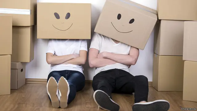 Переезжающие в ящиках на голове