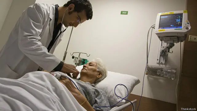 Врач у постели пожилой пациентки
