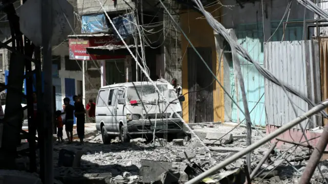 Local de mesquita destruída em Gaza (EPA)