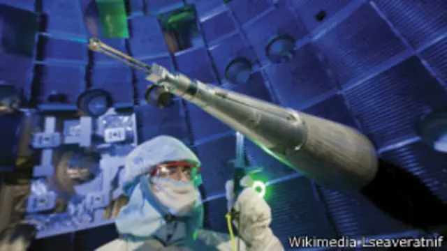 Técnico en la cámara de NIF