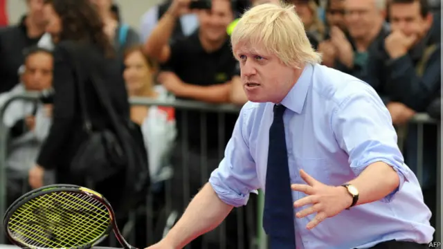 Мэр Лондона Борис Джонсон играет в теннис