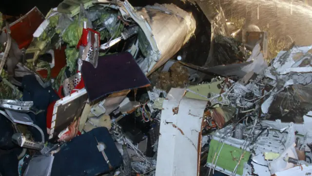 军方人士透露，客机坠毁现场一片狼籍，只能用惨不忍睹来形容。 