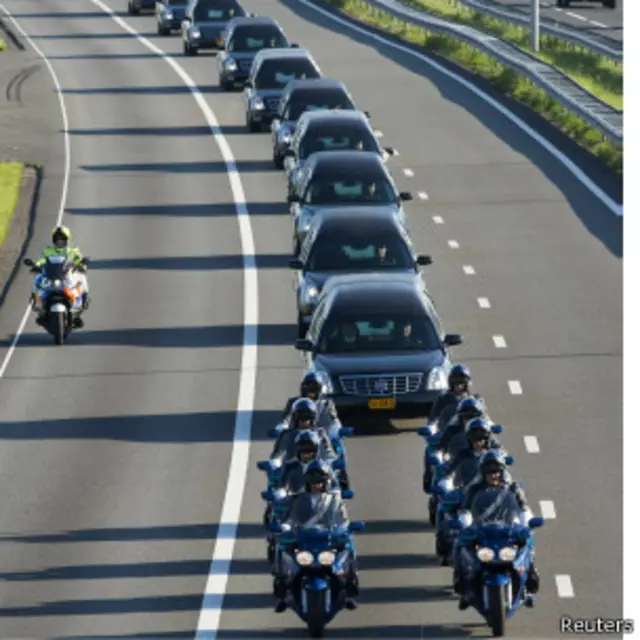 Iringan mobil jenazah MH17 menuju Hilversum
