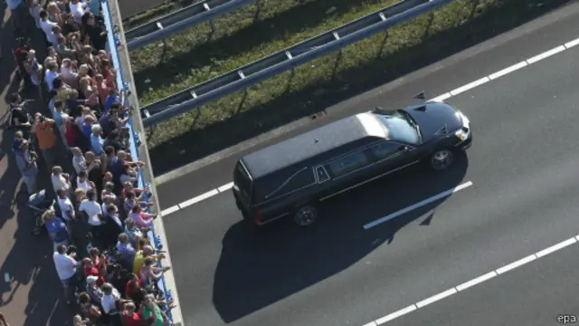 Warga Belanda yang berkabung, turut menyambut sepanjang jalan 