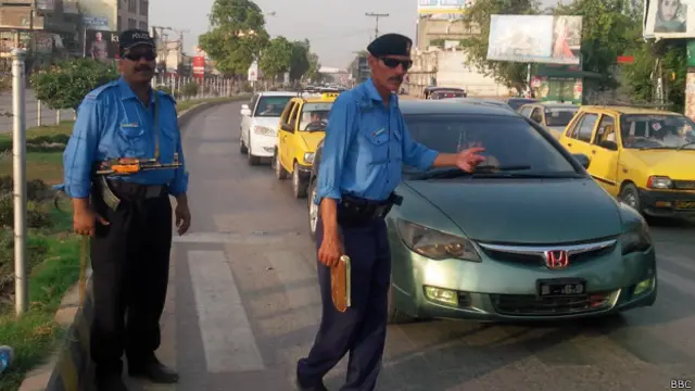 دہشت گردی سے متاثرہ خیبر پختون خوا کے شہر پشاور میں آج کل تقربناً ہر بڑے چوراہے اور سڑک پر ایسا ہی منظر نظر آتا ہے جہاں ٹریفک پولیس کے اہلکار فرائض سرانجام دینے کے ساتھ ساتھ ہاتھوں میں کلاشنکوف تھامے دکھائی دیتے ہیں