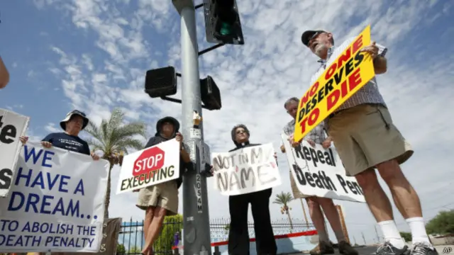 Sejumlah orang berunjuk rasa meminta hukuman mati dihapuskan.