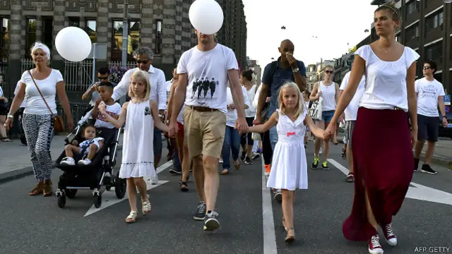 मृतकों की याद में शांति मार्च