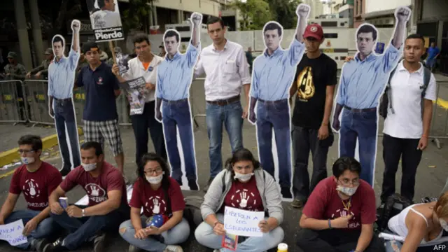 Simpatizantes de López se manifestaron a las afueras de los tribunales.