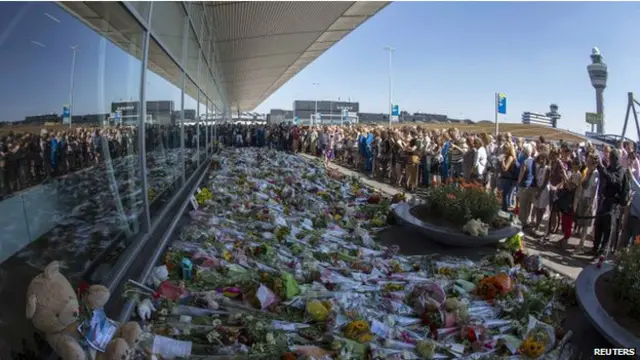Người dân đến đặt hoa tưởng niệm ở Sân bay Schiphol, nơi MH17 đã khởi hành