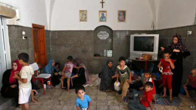 هزاران تن از ساکنان غزه از خانه خود گریخته و به مراکز امن از جمله کلیساها پناه بردهاند