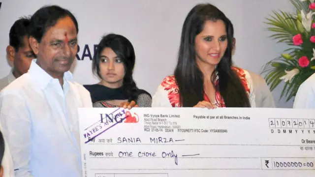 منگل کو تلنگانہ کے وزیر اعلیٰ کے چندر شیکھر راؤ نے 27 سالہ ثانیہ مرزا کو ایک کروڑ کا چیک دیتے ہوئے انہیں ریاست کا برانڈ ایمبیسیڈر بنائے جانے کا اعلان کیا تھا