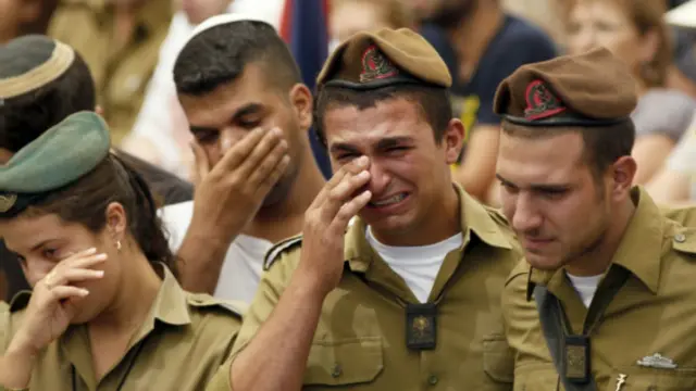Soldados israeleneses choram pela morte do soldado americano-israelense Max Steinberg (AFP Getty)