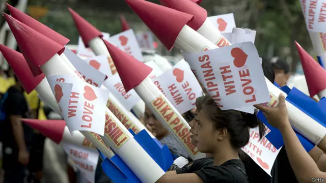 菲律宾民众在中国驻马尼拉大使馆门外示威