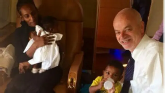  اٹلی کے نائب وزیرِ خارجہ لاپو پستیلی نے مریم اور ان کے بچوں کے ساتھ اپنی ایک تصویر فیس بک پر پوسٹ کی اور کہا کہ’ وہ روم میں اترنے والے ہیں اور مشن مکمل ہو گیا ہے۔‘