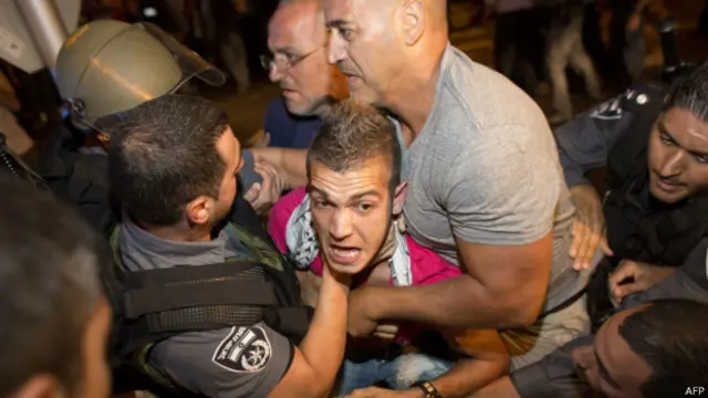 تجمع شماری از اسرائیلی‌های طرفدار صلح در شهر حیفا به خشونت کشیده شد