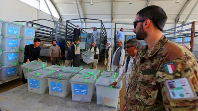 دغه صندوقونه د ناټو، ایساف او افغان امنیتي ځواکونو په ملګرتیا د ټاکنو د خپلواک کمیسیون، د نوماندانو د استازو او د ملګرو ملتونو د نماینده په شتون کې لېږدول کېږي.