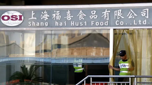 一名保安在上海福喜食品工廠一處入口前踱步(23/7/2014)