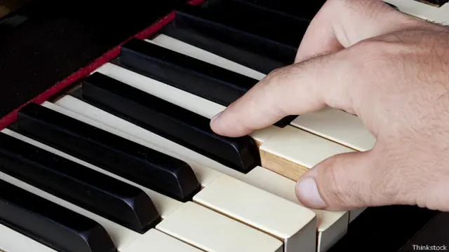 Рука над клавишами пианино