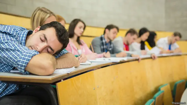 Студент спит во время лекции