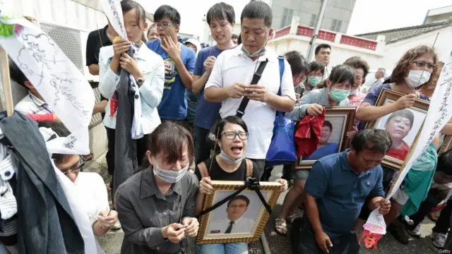 悲痛的家屬在現場招魂（Getty Image）