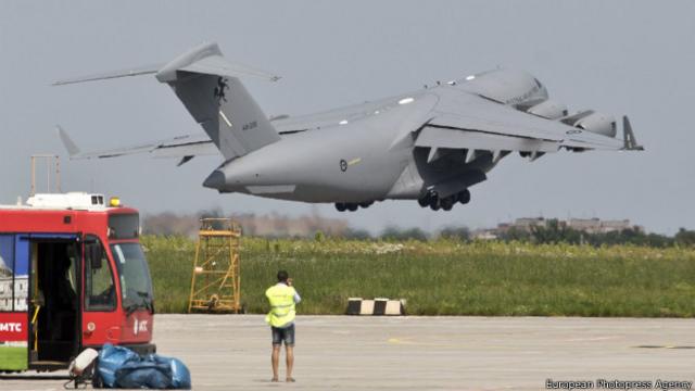 Самолеты с телами жертв крушения MH17 отправляются из Харькова в Нидерланды