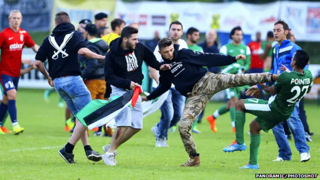 ان مظاہرین نے فلسطینی جھنڈے اٹھائے رکھے تھے